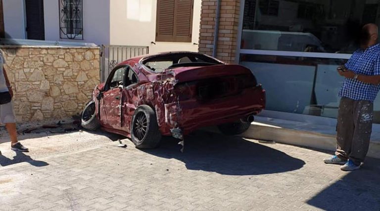 Αρτέμιδα: Σοκαριστικό τροχαίο με εγκλωβισμένο οδηγό – Σμπαράλια το αυτοκίνητο! (φωτό)