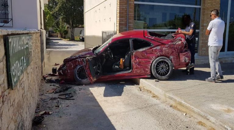 Σοκαριστικό τροχαίο στην Αρτέμιδα – Βαριά τραυματισμένος απεγκλωβίστηκε ο οδηγός (φωτό)