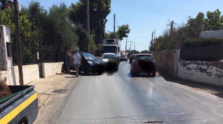 Τροχαίο στην Αρτέμιδα – Αυτοκίνητο έπεσε πάνω σε μάντρα σπιτιού! (φωτό)