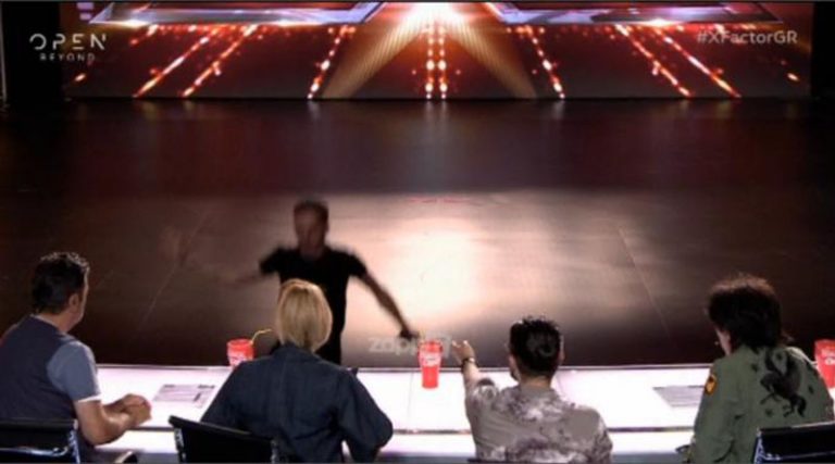 X Factor: Επική πτώση – Δεν πρόσεξε το κενό κι έπεσε από τη σκηνή!