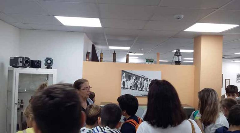 Η ΣΤ’ τάξη του 3ου δημοτικού Ραφήνας επισκέφτηκε την Έκθεση Ιστορικής Μνήμης (φωτό)
