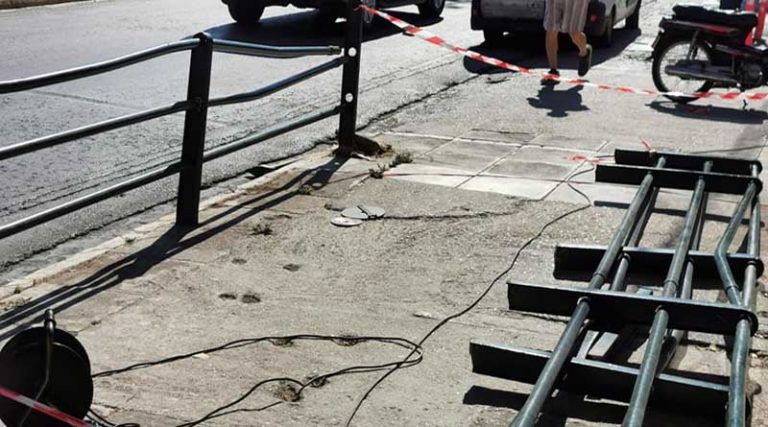 Ραφήνα: Αλλάζουν τα κάγκελα στα πεζοδρόμια στη Λεωφ. Χρυσ. Σμύρνης (φωτό)