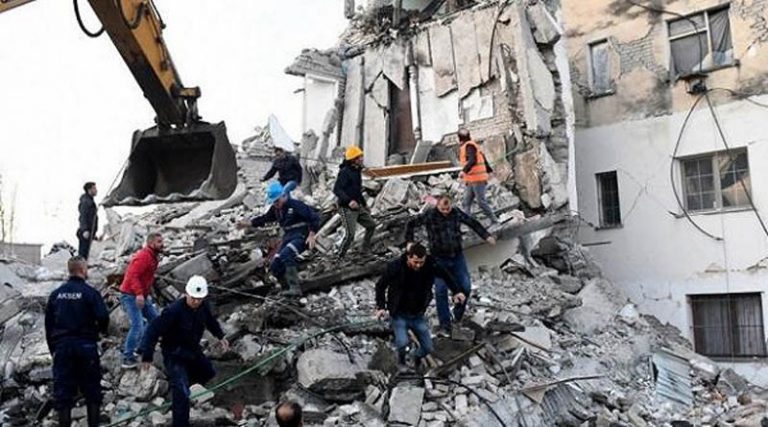 Νέος ισχυρός σεισμός 5,3 Ρίχτερ στην Αλβανία – Η στιγμή της κατάρρευσης κτηρίου με παγιδευμένους (video)