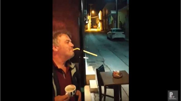 Ο Ελληναράς βρήκε τρόπο να καπνίζει σε κέντρο χωρίς να παραβαίνει το νόμο! ΒΙΝΤΕΟ που τα σπάει στο διαδίκτυο!