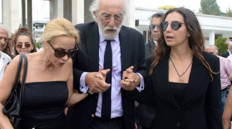 Εικόνα-σοκ! Υποβασταζόμενος ο Λυκουρέζος στο δικαστήριο με τις κόρες της Λάσκαρη! Αποκάλυψη-βόμβα για τη βίλα της Ζωής