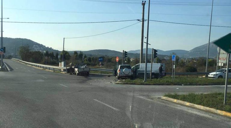 Παλλήνη: Πέρασε με κόκκινο και έπεσε πάνω σε δύο αυτοκίνητα – Δύο τραυματίες! (φωτό)