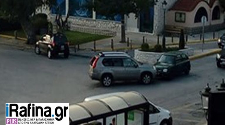 Τροχαίο ατύχημα στην πλατεία της Ραφήνας (φωτό)