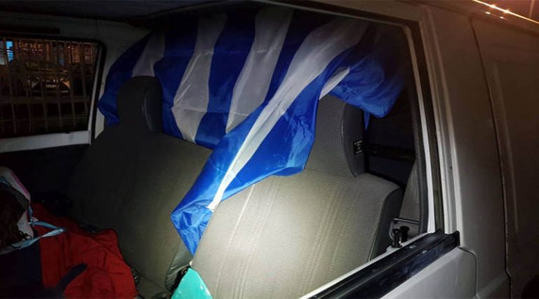 Είχε κρύψει πρόσφυγες σε βαν κάτω από ελληνική σημαία!