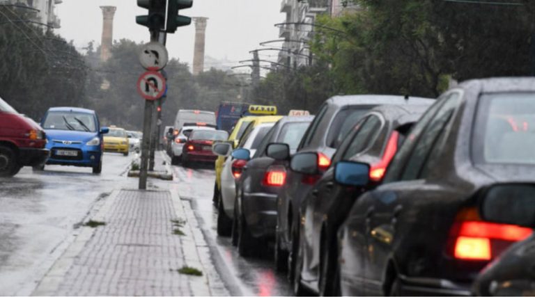 Χάος στους δρόμους της Αττικής λόγω της βροχόπτωσης – Καθυστερήσεις και στην Αττική Οδό