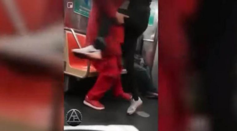 Η τρομακτική στιγμή που άνδρας προσπαθεί να απαγάγει μια κοπέλα στο μετρό! (video)