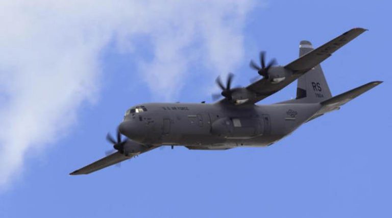 Εντυπωσιακή χαμηλή πτήση μεταγωγικών C-130 και C-27J πάνω από την Ακρόπολη (βίντεο)