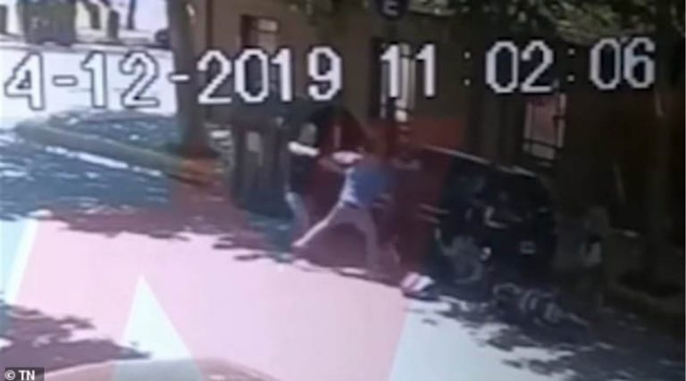 Η σοκαριστική στιγμή της θανάσιμης ενέδρας σε 50χρονο έξω από ξενοδοχείο! (βίντεο)