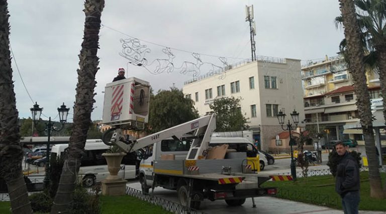 Οι ηλεκτρολόγοι του δήμου συνεχίζουν να ομορφαίνουν την πλατεία της Ραφήνας! (φωτό)