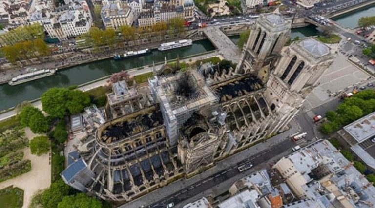 «Είναι βανδαλισμός» – Κατακραυγή για την ανοικοδόμηση της Παναγίας των Παρισίων στη Γαλλία