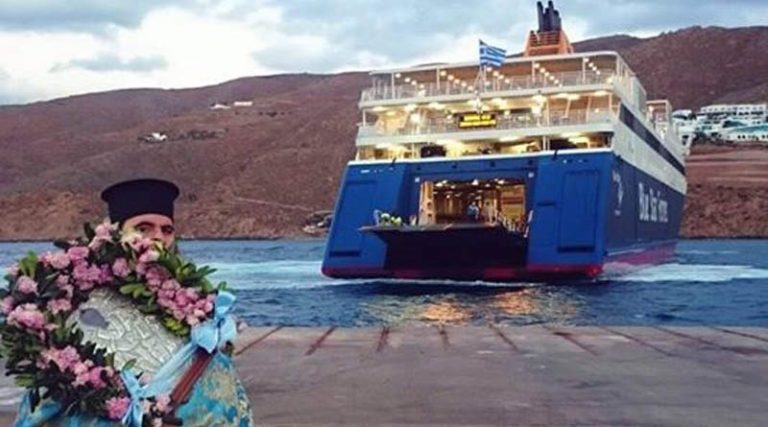 Ο παπάς κατέβηκε το ξημέρωμα στο λιμάνι για να ευλογήσει τους ναυτικούς του Blue Star Paros
