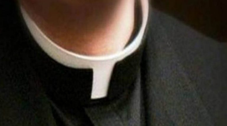 Θύμα παιδόφιλου ιερέα τον δολοφόνησε με έναν σταυρό!