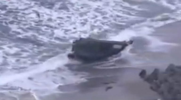 Φρίκη! Ακυβέρνητο πλοίο με κομμένα κεφάλια και σκελετούς εμφανίστηκε στις ακτές νησιού (βίντεο)