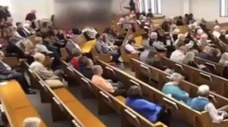 Η στιγμή που ο δράστης ανοίγει πυρ μέσα στην εκκλησία και σκορπά τον θάνατο! (βίντεο)
