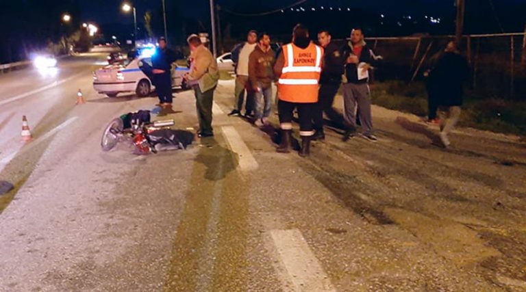 Σοβαρό τροχαίο στη Λ. Σουνίου: Μηχανή συγκρούστηκε με αυτοκίνητο – Ένας τραυματίας (φωτό)