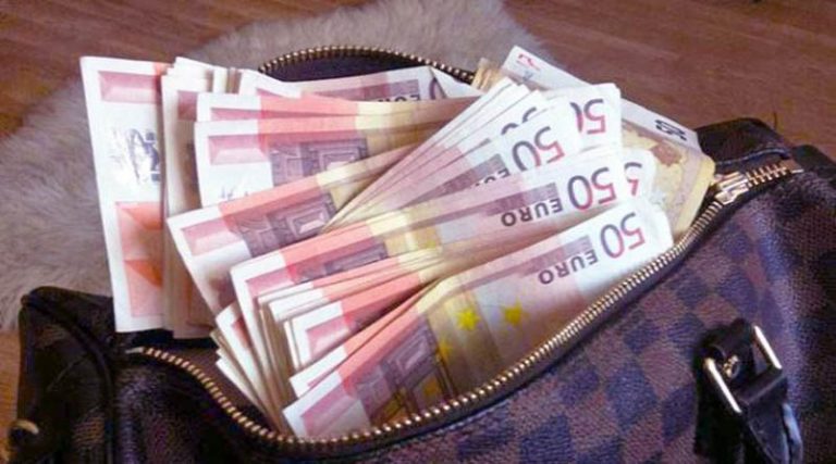 Βρήκε τσαντάκι με… 3 εκατομμύρια ευρώ και το παρέδωσε!