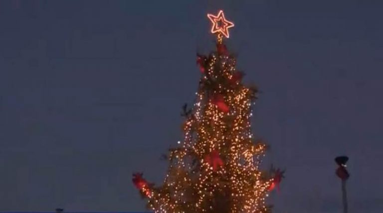 Μάτι: Σε κλίμα συγκίνησης φωταγωγήθηκε το χριστουγεννιάτικο δέντρο (video)