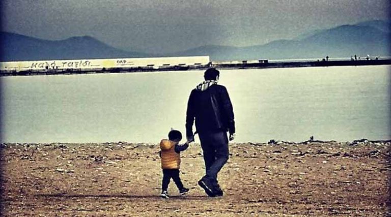 Γιάννης Κότσιρας: Βόλτες με τα παιδιά στην παραλία της Ραφήνας