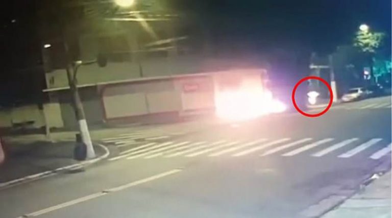Σοκαριστικό βίντεο από την επίθεση σε άστεγο – Του έβαλαν φωτιά και κάηκε ζωντανός!