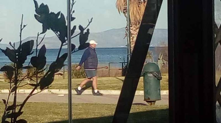 Κώστας Καραμανλής: Ο Πρόεδρος βγήκε για περπάτημα στη Ραφήνα (φωτό)