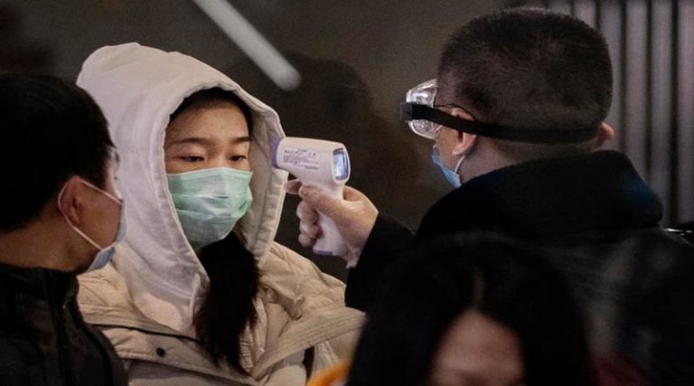 Κορονοϊός: Ματαιώθηκαν χίλιες πτήσεις σε αεροδρόμια του Πεκίνου, κλείνουν και πάλι τα σχολεία