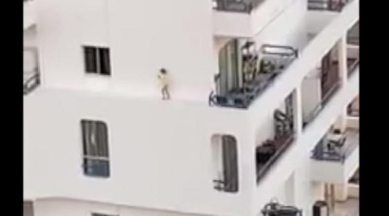 Δείτε μόνο αν αντέχετε! Κοριτσάκι 4 χρονών περπατά… στο περβάζι 4ου ορόφου πολυκατοικίας!