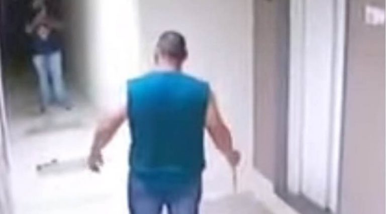 Σοκαριστικό βίντεο: Mαχαίρωσε μέχρι θανάτου τον γείτονά του μετά από παρατήρηση για φασαρία!