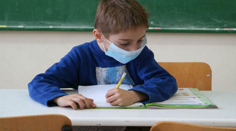 Κορονοϊός: Πότε φεύγουν οι μάσκες και από τα σχολεία (βίντεο)
