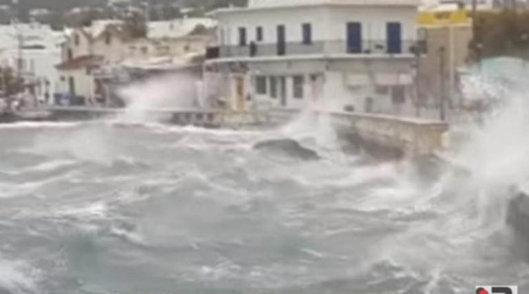 Πάρος: Πελώρια κύματα “κατάπιαν” παραλίες σε Παροικιά και Νάουσα! (video)