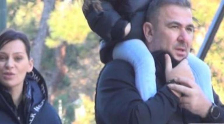 Αντώνης Ρέμος: Βόλτες με την κόρη στους ώμους του! (video)