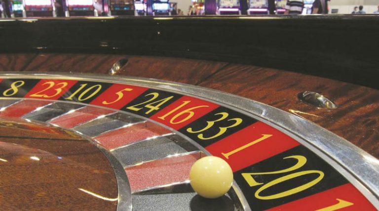 Έφοδος σε κατάστημα παράνομων τυχερών παιχνιδιών – 18 συλλήψεις