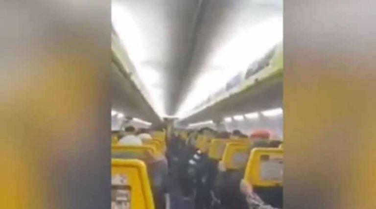 Τρόμος σε πτήση: Τι είδαν πάνω από τα κεφάλια τους οι επιβάτες (φώτο)