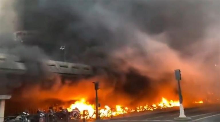 Μεγάλη φωτιά σε σιδηροδρομικό σταθμό (video)