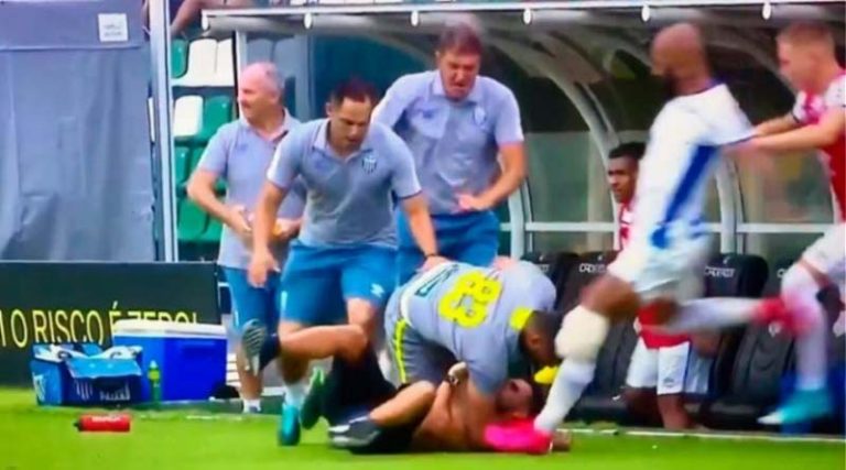Άγριο ξύλο! Ποδοσφαιριστής κλώτσησε οπαδό στο κεφάλι! (video)