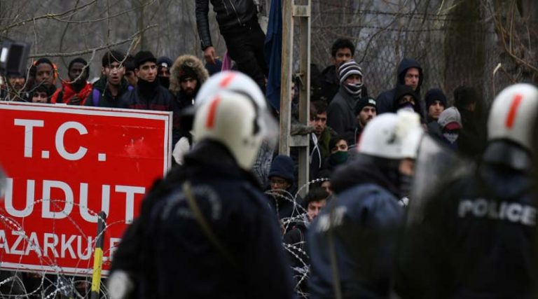 Συγκινητικές στιγμές στις Καστανιές: Κάτοικοι χειροκρότησαν αστυνομικούς και στρατιώτες (video)