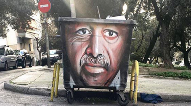 Ο Ερντογάν σε κάδο απορριμμάτων στο Παγκράτι! – Ο καλλιτέχνης του γκράφιτι της Ραφήνας “ξαναχτύπησε”
