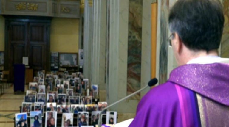 Κορονοϊός: Ιερέας κάνει λειτουργία μπροστά στις φωτογραφίες των πιστών της ενορίας του!