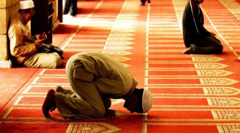 Χειροπέδες σε ιμάμηδες που πραγματοποιούσαν προσευχές σε τεμένη