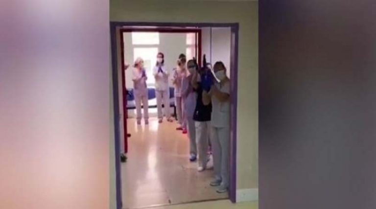 Κορονοϊός: Συγκινητική στιγμή -77χρονη βγαίνει από την εντατική και όλοι τη χειροκροτούν (βίντεο)