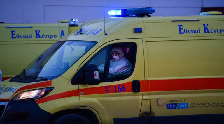 Κορονοϊός: Θρίλερ με μεταφορά ασθενούς – Δήμαρχος σε ρόλο οδηγού ασθενοφόρου! (βίντεο)