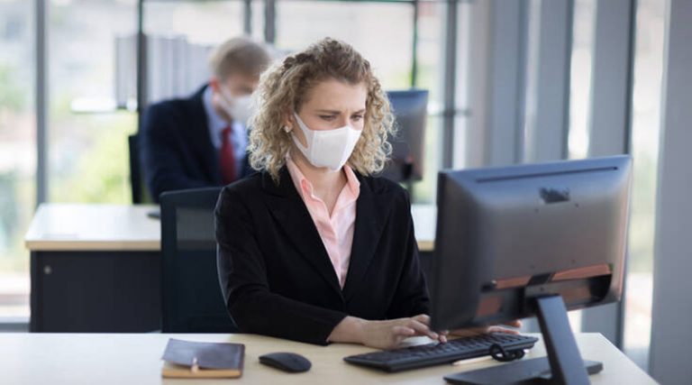Πότε πρέπει να κάνουν το ένα rapid test οι ανεμβολίαστοι εργαζόμενοι – Tι ισχύει με μάσκες και πιστοποιητικά