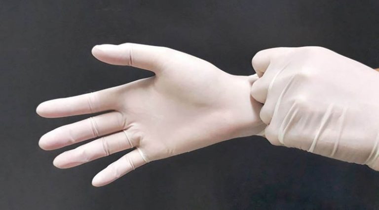 Να γιατί τα γάντια δε μας προστατεύουν από τον κορονοϊό (βίντεο)