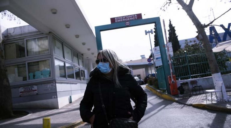 Κορονοϊός: Εξιτήριο για την «ασθενή μηδέν» στην Ελλάδα και τον γιο της – Τι φοβάται η 38χρονη