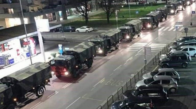 Κορονοϊός: Εικόνες σοκ από την Ιταλία – Κομβόι στρατιωτικών οχημάτων που μεταφέρει τους νεκρούς (φωτό & βίντεο)