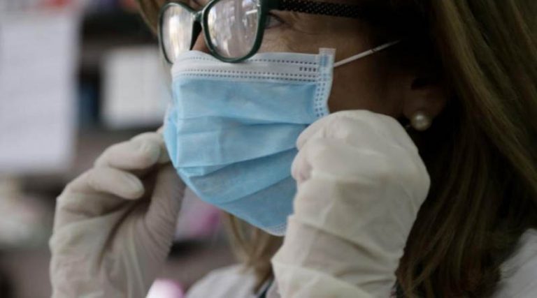 Ανεμβολίαστοι υγειονομικοί: Με δύο τεστ την εβδομάδα και μάσκα η επιστροφή τους