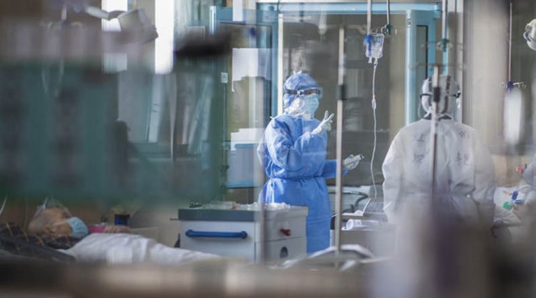 Κορονοϊός: Δεκάδες ασθενείς σε λίστα αναμονής για ΜΕΘ